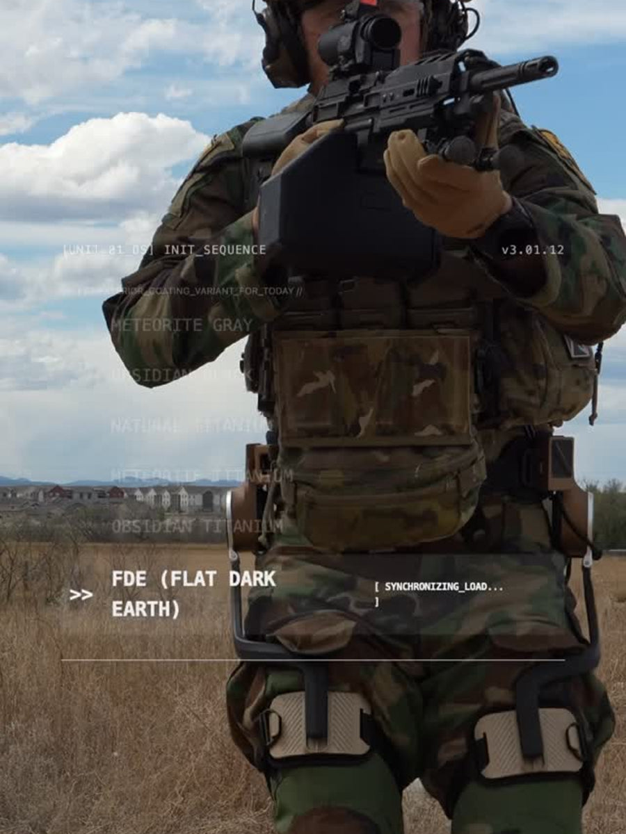 Action video cover of an airsoft player in tactical camouflage holding a rifle, wearing the Ascentiz modular hip exoskeleton. Featuring a digital HUD overlay displaying 'FDE (Flat Dark Earth)' and 'Meteorite Gray', this wearable robotic tactical gear provides kinetic load-bearing assistance to reduce fatigue during MilSim operations.
